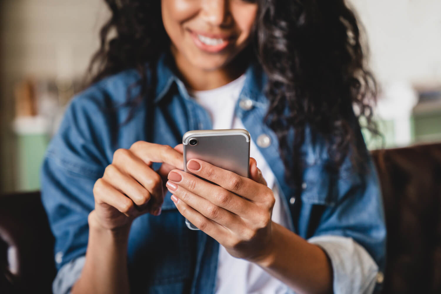 A woman texting on the phone